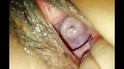 គាត់ fucks ក្មេងស្រីម្នាក់ដែលបានចងនៅក្នុងទីតាំង doggy មួយនិង cums ជាមួយនៅក្នុង pussy របស់នាង