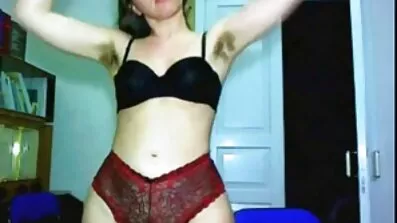 ញញួរ Macho នៅលើគ្រែ brunette ជាមួយ tits ធំនិងរន្ធកោរមួយ