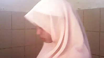 Fucked នៅលើតុអាងទឹកដោយស្ត្រី curvy មួយ