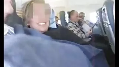 Fucks upskirt ពុកចង្ការរបស់នាងសំណព្វនៅលើរាបស្មើ