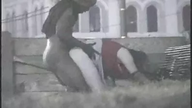ឆ្កេញីដ៏ស្រស់ស្អាត masturbates pussy របស់នាងដើម្បីឈានដល់ចំនុចកំពូល