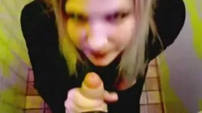 Fucks stud រហ័សក្មេងស្រីជាមួយ pussy កោរ