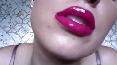 ភាពស្រស់ស្អាតស្ដើង fucked ដោយមិត្តភក្តិខ្មៅ
