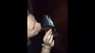 Brunette ទោរទន់ឧស្សាហ៍ផ្តល់ឱ្យផ្លុំមួយទៅមិត្តប្រុសរបស់នាង
