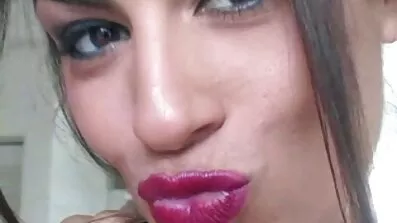 ពណ៌ទង់ដែង hussy បានផ្តល់ឱ្យដោយអំណរដល់បុរសម្នាក់អាយុ