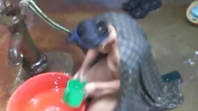 ស្រីស្អាតម្រាមដៃ pussy នៅមុខកាមេរ៉ា phallus