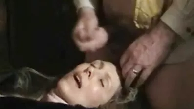 ចាស់ទុំជាមួយវ៉ែនតា masturbates ជាមួយរន្ធដែលមានបទពិសោធន៍