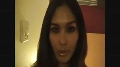 ប៍នតង់ដេ Fucked ក្មេងស្រីនៅលើគ្រែខ្មៅ