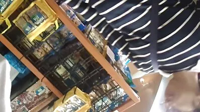 ស្រ្តីស្រលាញ់ភេទដូចគ្នា masturbate ដប pussy ធំទូលាយ