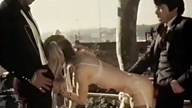 ស្លុតសូកូឡា fucked ដោយបុរសម្នាក់នៅលើគ្រែ