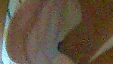 ទារកត្រេកត្រអាល fucking ជញ្ជក់ផងដែរនៅក្នុងផ្នែកខាងមុខនៃកាមេរ៉ា។