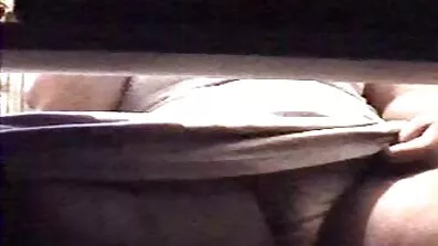 គាត់បានស្ថិតនៅលើ couch និង penetrates pussy ប្រពន្ធរបស់គាត់ដល់ទីបញ្ចប់