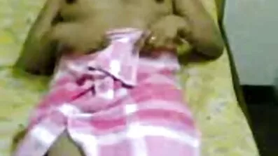 យុវជនស្រវឹង fondles pussy ជាមួយដបទទេ