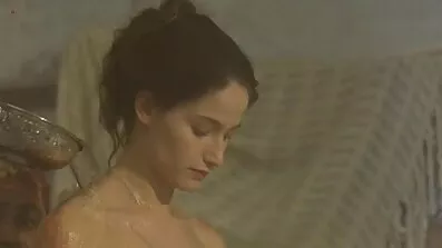 បុរសម្នាក់ fucked chick ធុងជាមួយលាជុំដ៏ធំ