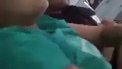 ក្មេងស្រី Busty សម្រេចកាមដោយខ្លួន pussy នៅកន្លែងធ្វើការ