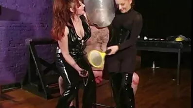 ម៉ាស្សា fucked ម៉ាស៊ីនភ្ញៀវនិងការព្យាយាមដើម្បីនាំយកទៅដល់ចំនុចកំពូល