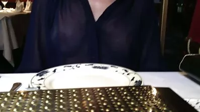Chick បានរីករាយនៅលើគ្រែនិង gently wants coochie របស់នាង