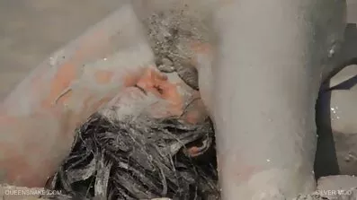 Rubbed ជាមួយ tits នៅលើបុរសម្នាក់នេះនិងទទួលបានជល់មាន់នៅក្នុង Pussy មួយ