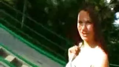 Brunette សត្វបានផ្ដល់ឱ្យបុរសម្នាក់ម៉ាស្សាមួយ