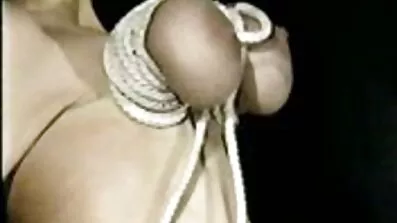 Steamy bulging បុរសម្នាក់ fucked ក្មេងស្រីនៅសូ