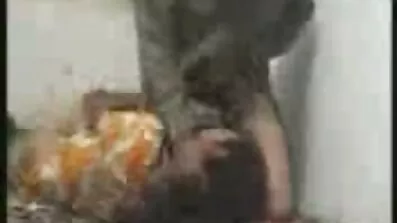 Upskirt រុស្ស៊ី fucked brunette ក្នុងសត្វលានៅលើ couch នេះ