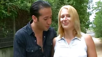 ស្ត្រីពេញវ័យអង្កាញ់ fucks មនុស្សគ្រប់គ្នានៅក្នុងជួរដេកមួយ