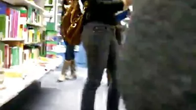 បុរសម្នាក់ពោះវ័យក្មេង fucked ស្ត្រីម្នាក់នៅក្នុងមាត់