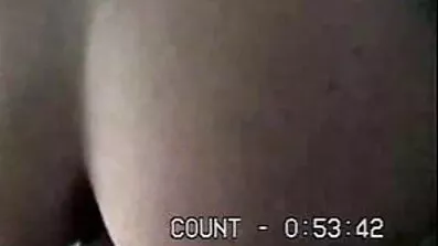 Chick pussy ម្រាមដៃ Juicy ដេកនៅលើត្រឡប់មកវិញរបស់នាង