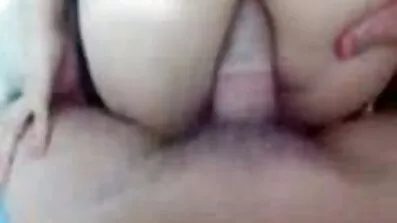 ដោយមានស្នាមញញឹម blonde ផ្តល់ឱ្យ blowjob គូស្នេហ៍របស់នាង