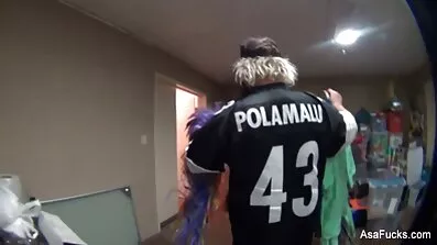 នាងបានលើកជើងនិង fucks របស់នាងជាមួយនឹងបុរសវ័យក្មេងរបស់នាង