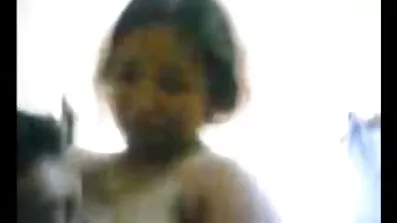 នៅក្នុងព្រៃប្រភេទម៉ាស៊ីន fucks ភាពស្រស់ស្អាត redhead មួយ