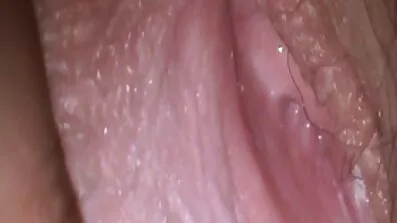 បុរសម្នាក់ fucked នៅលើ couch ជាមួយ chick វ័យក្មេងនិងស្ដើង crustacean មួយ