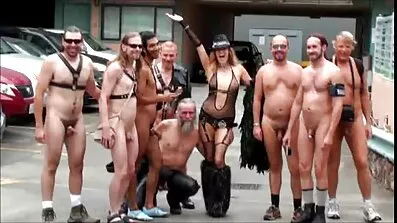 Fucks នាដកាត្រេកត្រអាលនិង squirts ជាមួយអតិថិជន