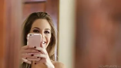 បូម mulatto បានថតនៅតាមផ្លូវ brunette ស្រស់ស្អាត
